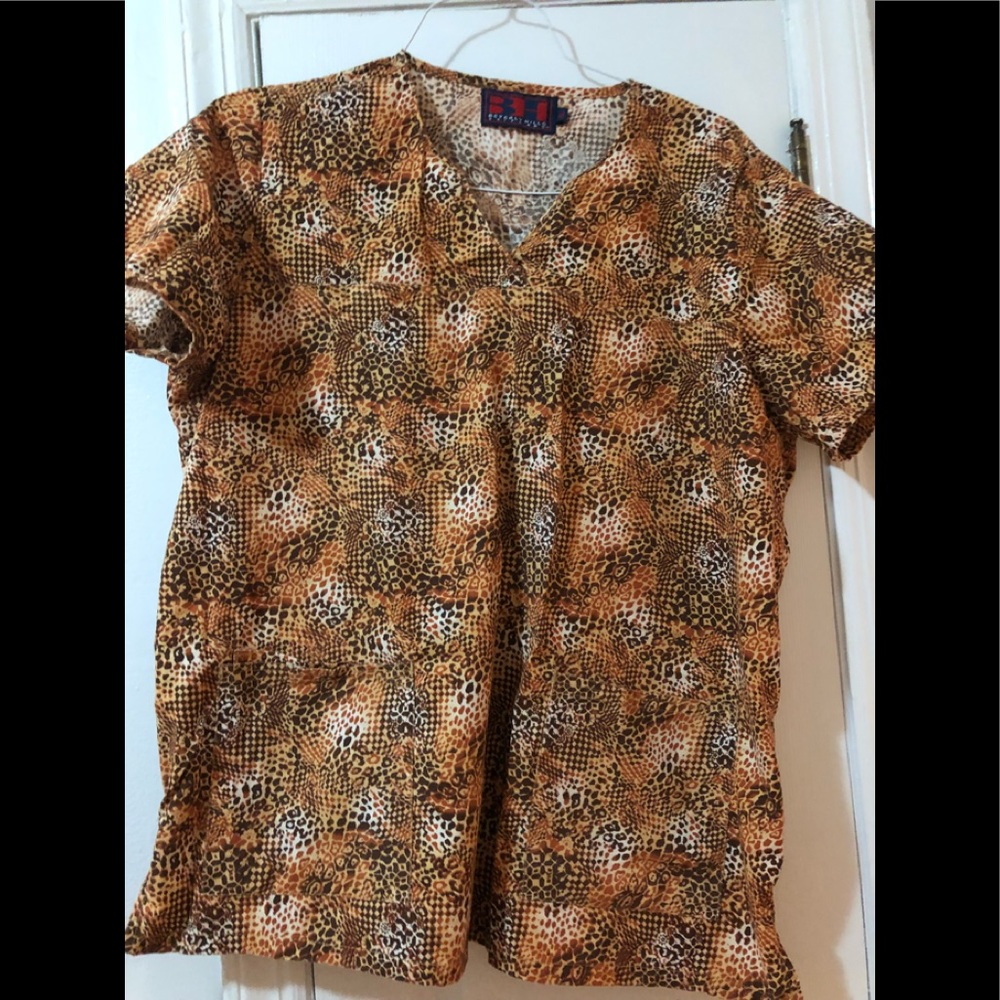 Cute xl scrub top leopard print good condition